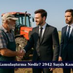 arlada bir çiftçi ile iki takım elbiseli avukatın kamulaştırma sürecinde el sıkışması